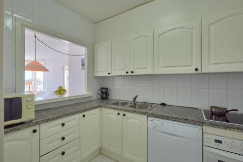 Kuchyň nebo kuchyňský kout v ubytování Apartaments Sa Guilla