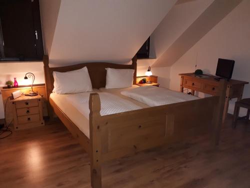 A bed or beds in a room at Herberg Die alte Schleuse