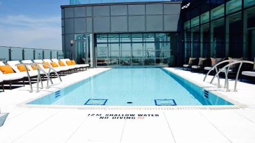 Bazén v ubytování Hotel X Toronto, a Destination by Hyatt Hotel nebo v jeho okolí