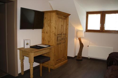 TV a/nebo společenská místnost v ubytování Hotel de la Gare