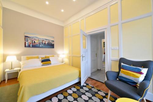 En eller flere senge i et værelse på Favourite Apartments