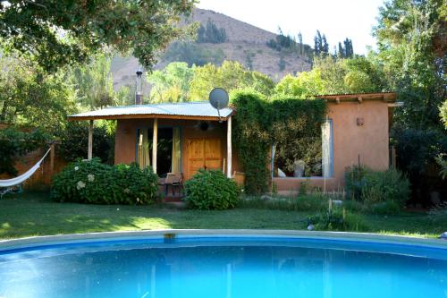 une maison avec une piscine dans la cour dans l'établissement Casa Arun, à Pisco Elqui