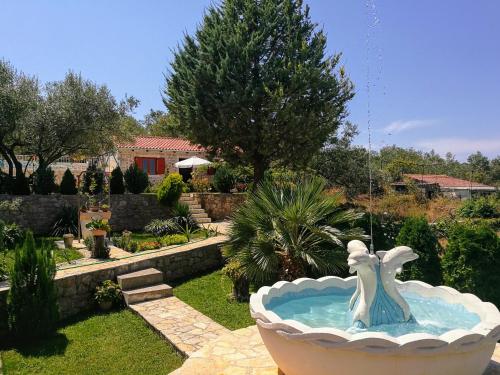 Κήπος έξω από το Apartments Katičin