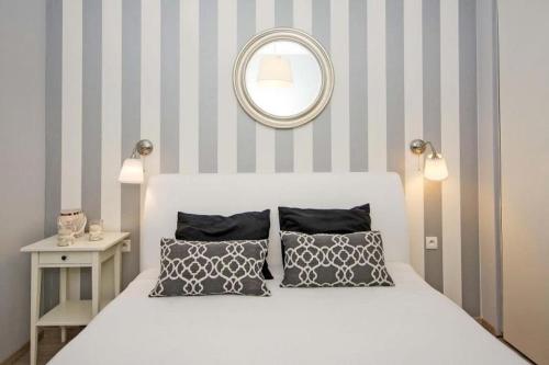 グダニスクにあるNadmorska Plażaのベッドルーム(白いベッド1台、鏡付)