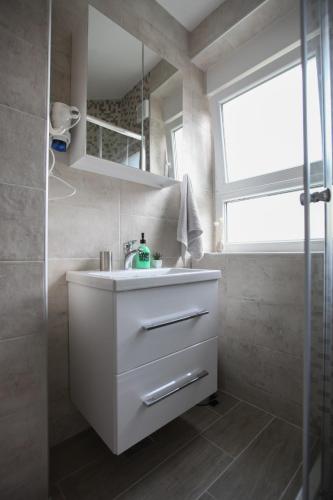 Vonios kambarys apgyvendinimo įstaigoje Primavera