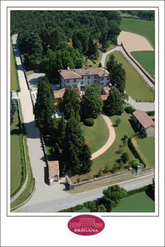 una vista aerea di una grande casa con vialetto di Villa Bregana a Carnago
