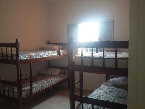 מיטה או מיטות קומותיים בחדר ב-Conforto Laranja