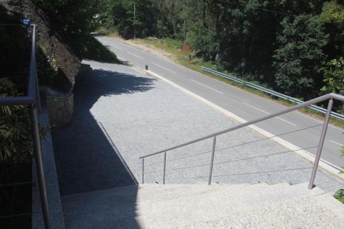 an empty road with a railing next to a street at Pála dos Mouros in Geres