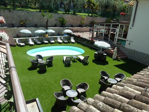 an overhead view of a pool with chairs and a table at Albergo Casa Este in Brenzone sul Garda