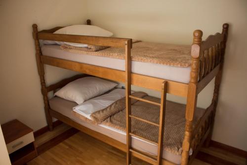Krevet ili kreveti na kat u jedinici u objektu Apartmani Maris