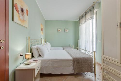 リミニにあるResidenza Aurora del Mareのベッドルーム(ベッド1台、窓付)