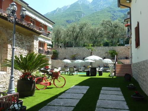 a courtyard with a bike parked on the grass at Albergo Casa Este in Brenzone sul Garda