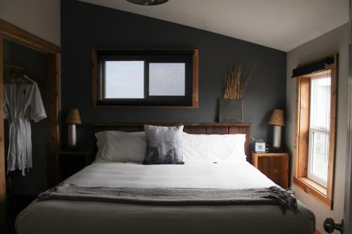 Cama o camas de una habitación en Inn at Discovery Coast