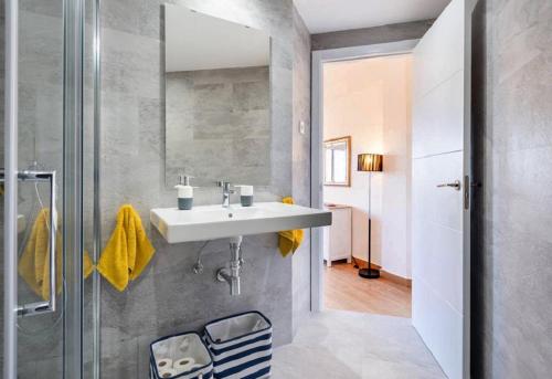 uma casa de banho com um lavatório e um chuveiro em Apartment Club Playa Flores em Torremolinos