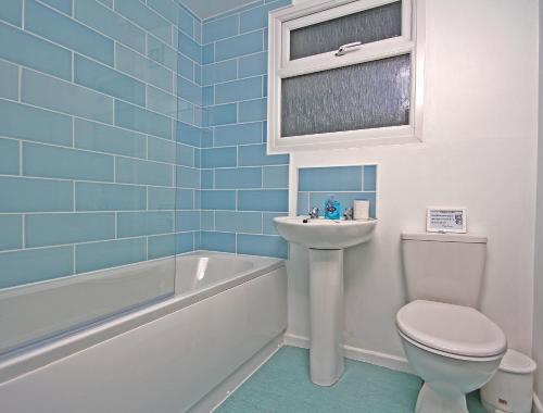 uma casa de banho com um WC, um lavatório e uma banheira em Mount Hawke Holiday Bungalows em Porthtowan