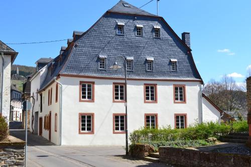 ピースポルトにあるFerienwohnungen Haus Dienhartの黒屋根の白い大きな建物