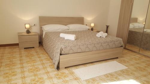 1 dormitorio con 1 cama con 2 toallas en Sas Raicrinas, en Irgoli