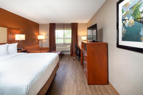 Ένα ή περισσότερα κρεβάτια σε δωμάτιο στο Canadas Best Value Inn-Richmond Hill