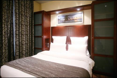 Кровать или кровати в номере Grand Hotel Francais
