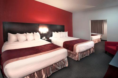 Postel nebo postele na pokoji v ubytování Ramada by Wyndham Keystone Near Mt Rushmore