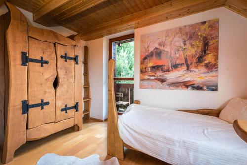 ein Schlafzimmer mit einem Bett und einem Wandgemälde in der Unterkunft Oddy in Stará Lesná