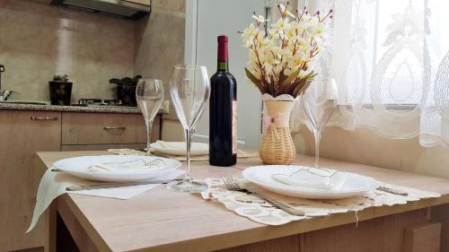 uma mesa com copos de vinho e uma garrafa de vinho em Apartament Old Avlabar em Tbilisi