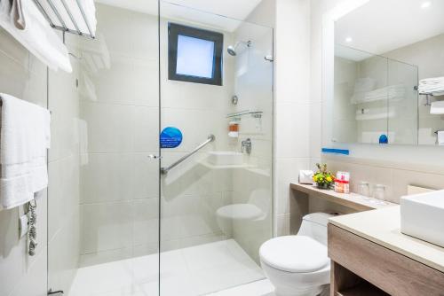 Bilik mandi di Hotel Rosales Plaza