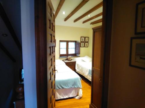 ein Zimmer mit einem Bett und ein Schlafzimmer mit einem Fenster in der Unterkunft La Casina in Villaviciosa