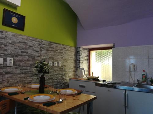 een keuken met een houten tafel met borden erop bij Apartments Hana in Makarska
