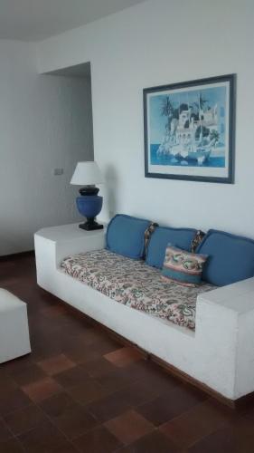 a couch sitting in a living room with a lamp at Playa Club Argentina in Miramar