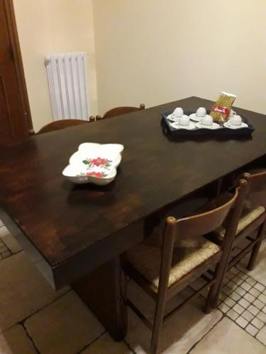 a dining room table with a black table and chairs at I Fiori Di Lucrezia in Monteroni di Lecce