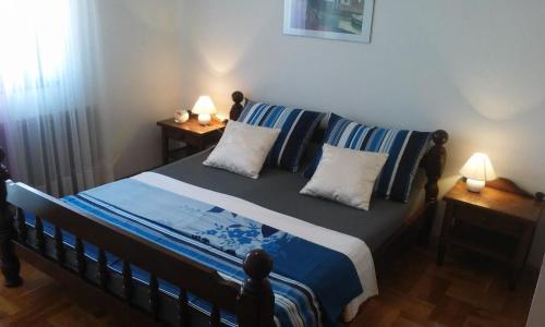 - une chambre avec un lit, 2 tables de nuit et 2 lampes dans l'établissement Holiday home Filip - comfortable, à Trogir