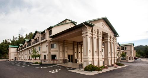 a large building in a parking lot at Baymont by Wyndham Keystone Near Mt. Rushmore in Keystone