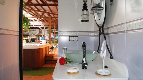 a bathroom with a sink and a bath tub at Villa Spa Las Tinajas in Triquivijate