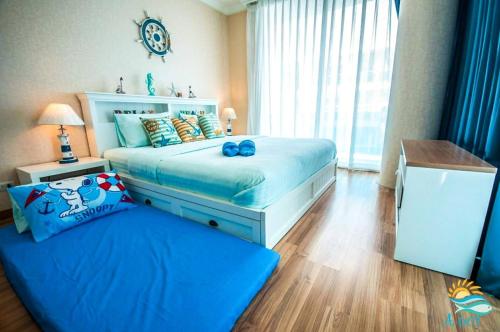 - une chambre pour enfants avec 2 lits et une fenêtre dans l'établissement My resort hua hin A601, à Hua Hin