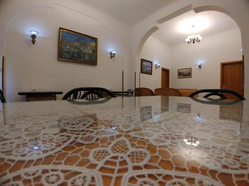 a dining room with a marble table and chairs at Guest House Urat in Gjirokastër