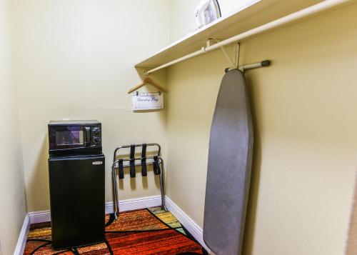 Кухня или мини-кухня в Vagabond Inn Long Beach
