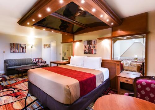 Кровать или кровати в номере Vagabond Inn Long Beach