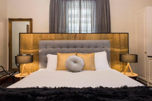 a bedroom with a large bed and two lamps at The Parkview Hotel Mudgee in Mudgee
