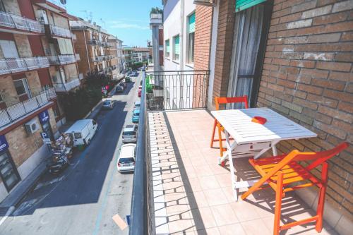 a balcony with a table and chairs and a street at Il Viaggiatore Serapo in Gaeta