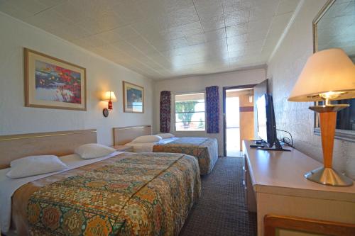 Ліжко або ліжка в номері Western Hills Motel