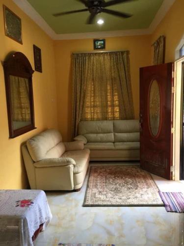 salon z kanapą i krzesłem w obiekcie Al Islah homestay w mieście Kuala Besut
