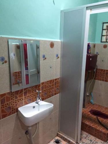 カンポン・クアラ・ベシュットにあるAl Islah homestayのバスルーム(洗面台、鏡付)
