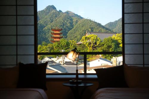 Vista general de una montaña o vista desde el ryokan