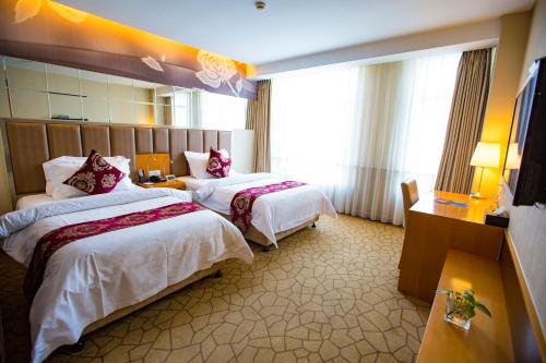 a hotel room with two beds and a window at Metropolo Shenyang Wanda Plaza-Beiyi Road in Shenyang