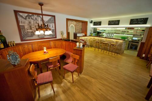 a restaurant with a table and chairs and a bar at Stadthotel zur goldenen Krone in Weiz