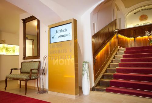 a stairway with a chair and a sign that reads hospital williamsburgirgin at Stadthotel zur goldenen Krone in Weiz