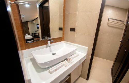 Ванная комната в Vigan Plaza Hotel