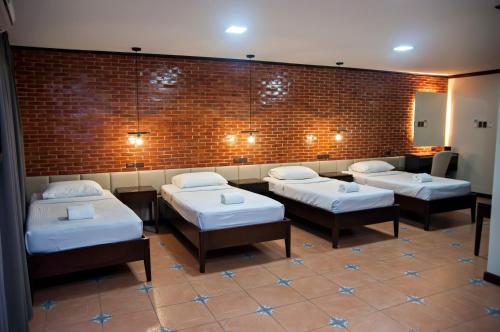 Кровать или кровати в номере Vigan Plaza Hotel