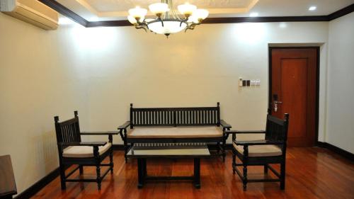 Гостиная зона в Vigan Plaza Hotel